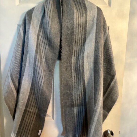 Unisex Large Grey Alpaca Scarf - EUC - Picture 4 of 10